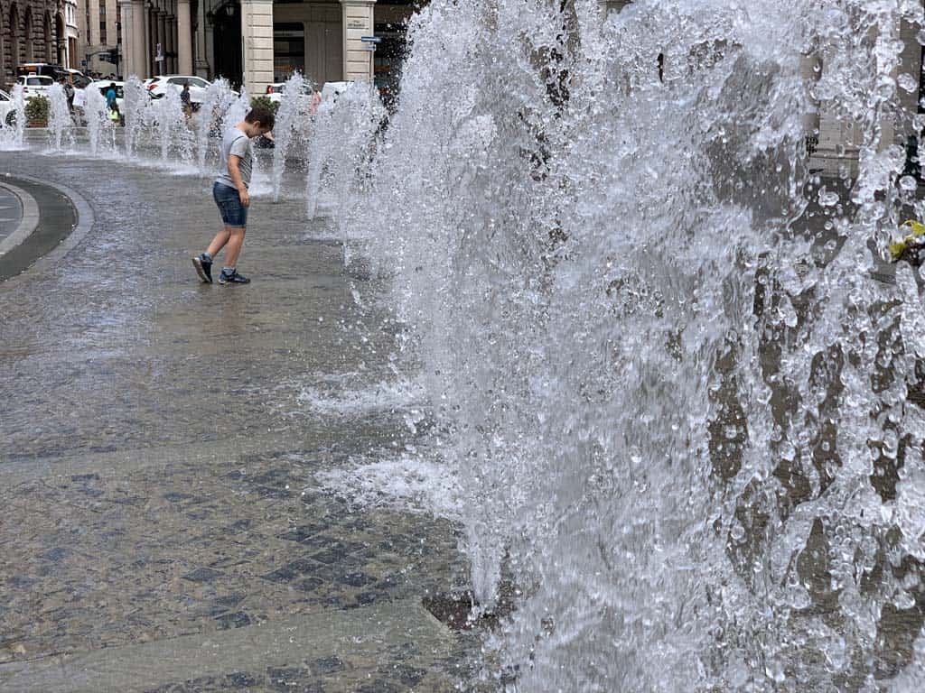 Tijdens een bezoek aan Genua met kinderen zal deze fontein op het plein tijdens warme dagen zeker in de smaak vallen.