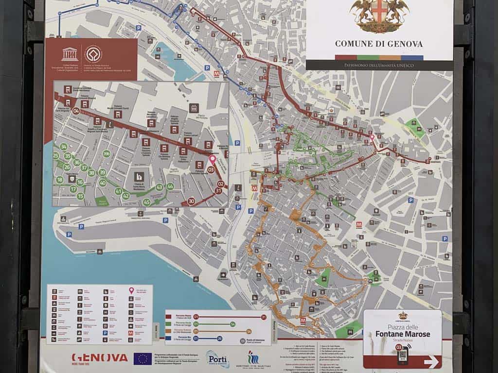 Deze borden met wandelroutes door de binnenstad van Genua staan op verschillende locaties in het centrum.