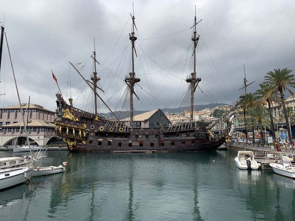 Het piratenschip in de haven van Genua.