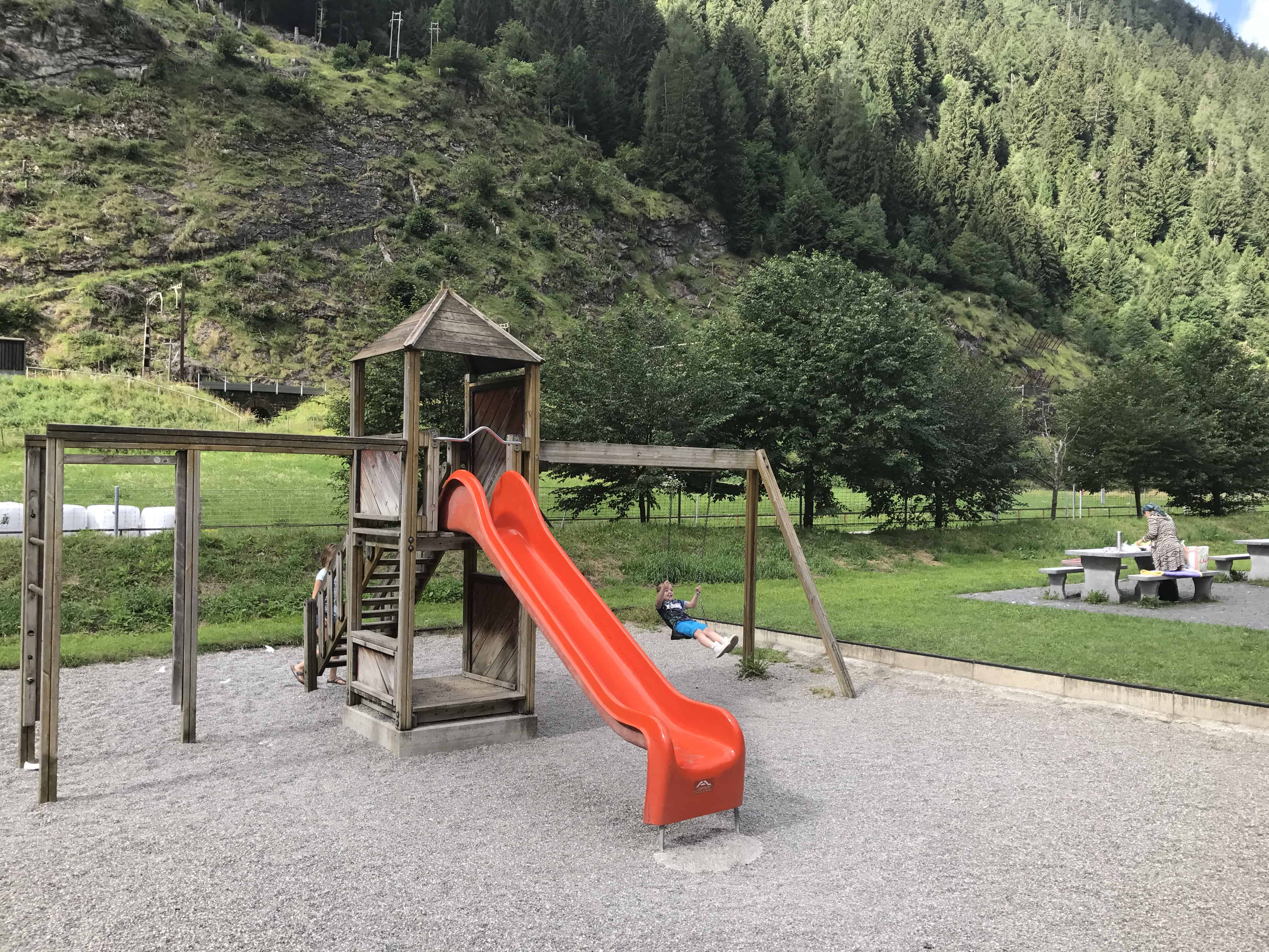 Kindvriendelijke parkeerplaatsen in Zwitserland met speeltuin