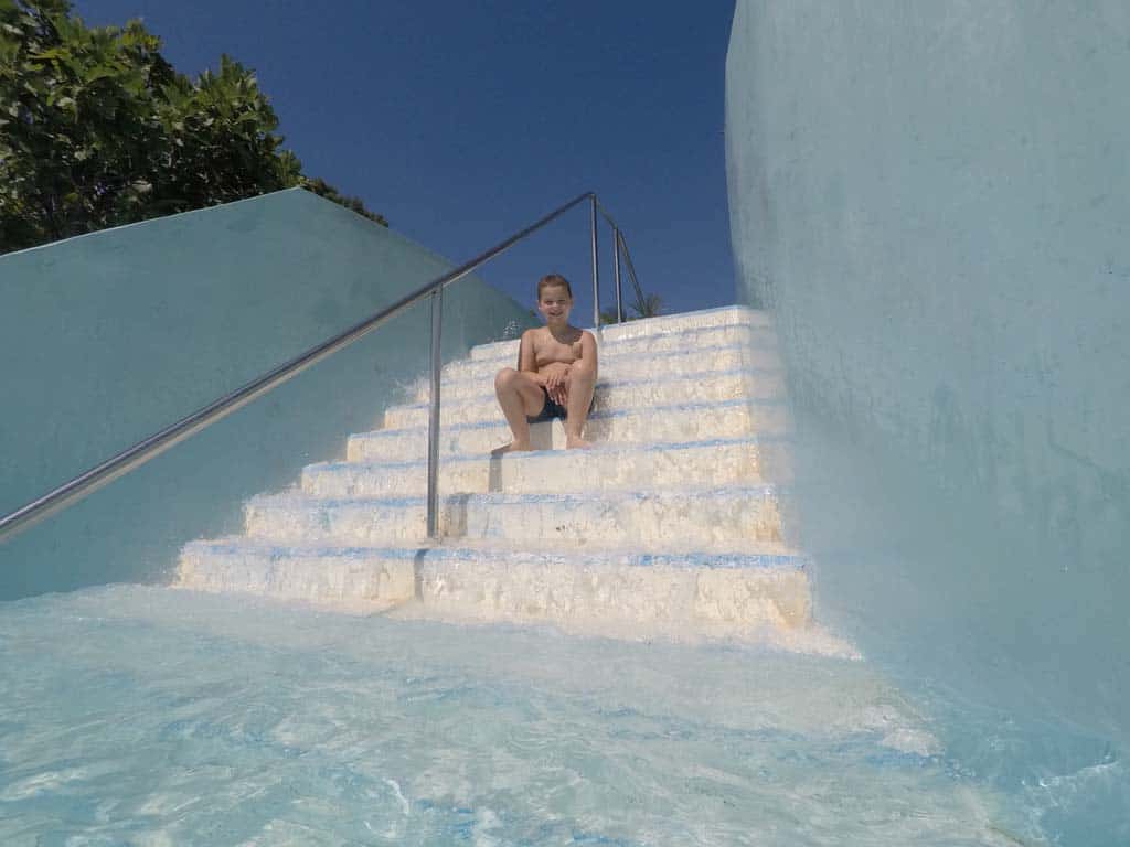 De twee gedeeltes van de relax pool zijn met elkaar verbonden door middel van deze trap met water.