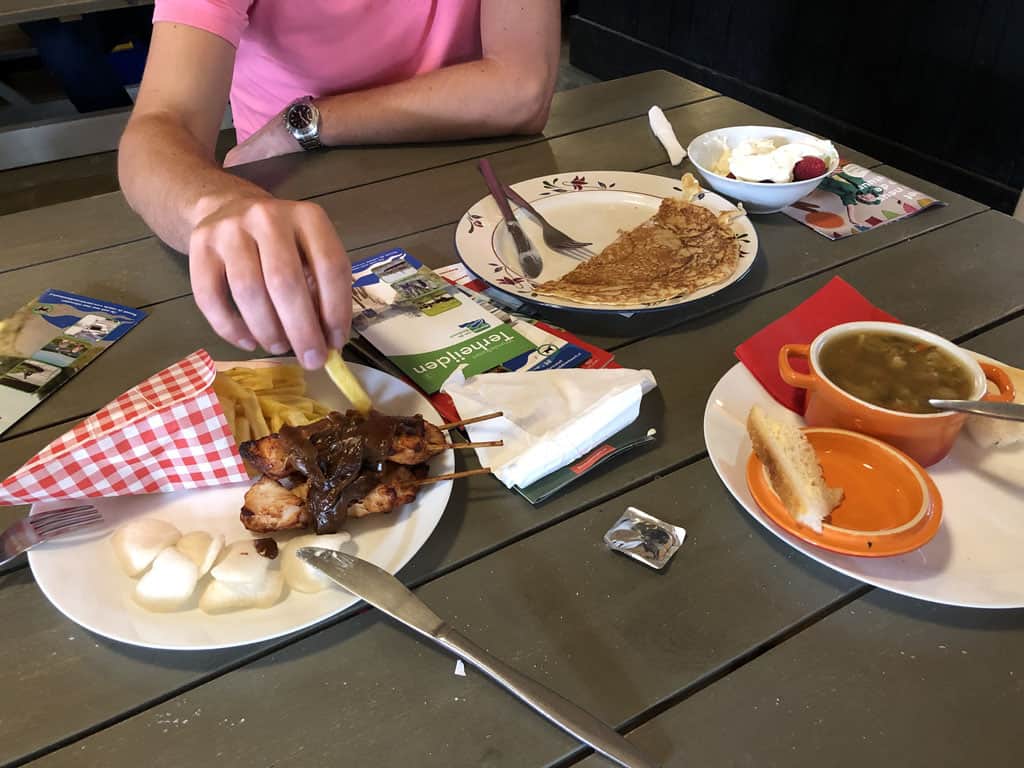 Selectie van het eten van de kleine kaart: Saté, pannenkoek met fruit en groentesoep