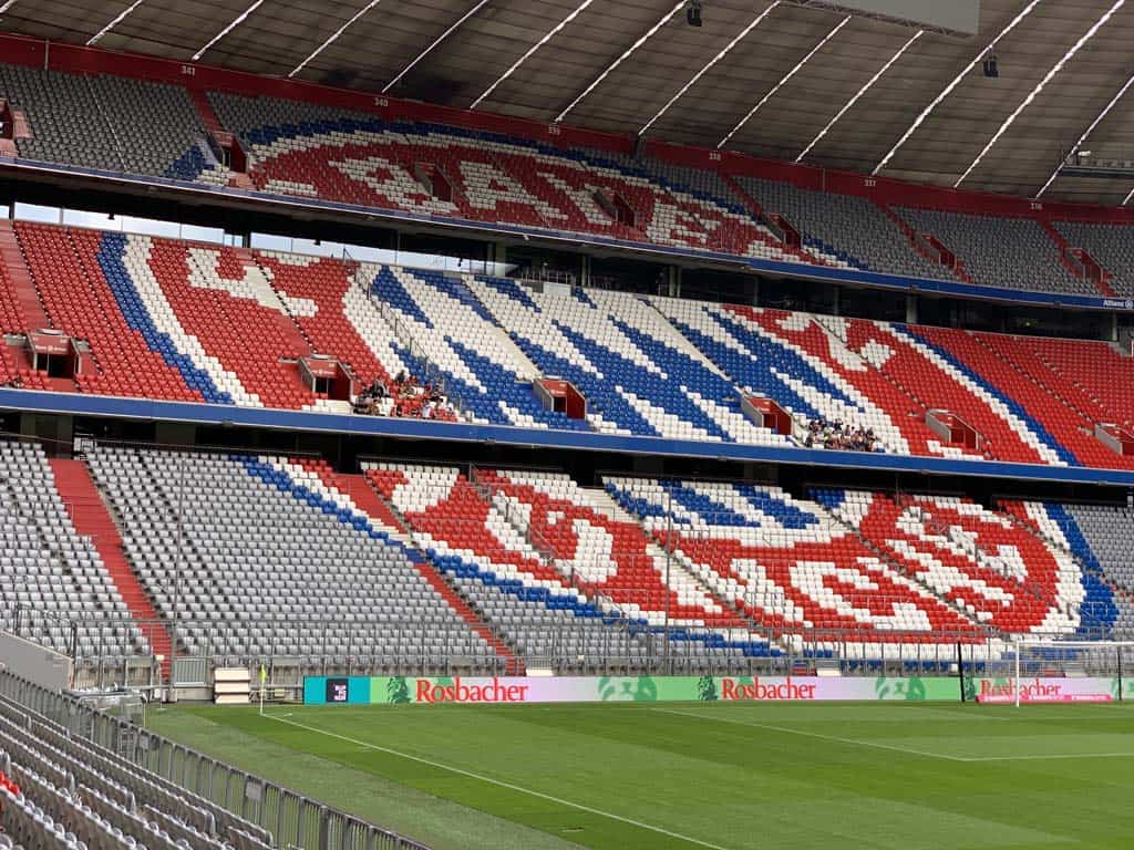 Het logo van Bayern München, gemaakt met verschillende kleuren stoelen.