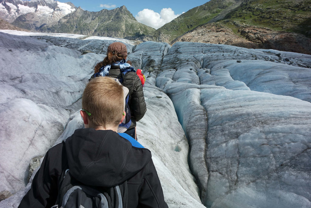 We lopen langs de eerste spleten, best spannend gletsjertocht-met-kinderen
