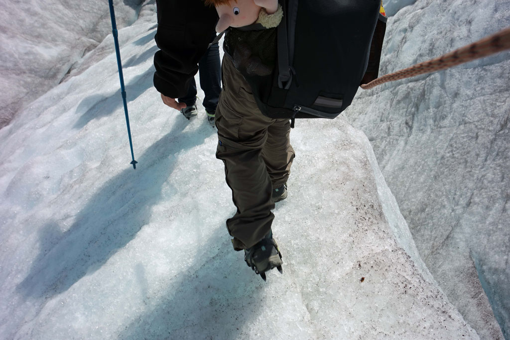 Opperste concentratie is nodig om te kijken waar je je voeten neer zet tijdens het wandelen gletsjertocht-met-kinderen