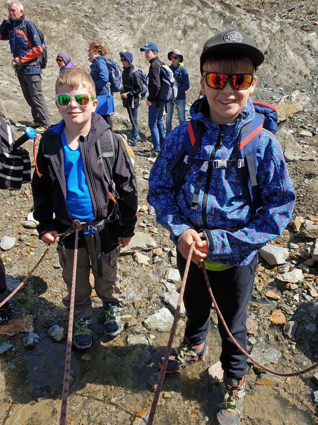 Tijd om stijgijzers onder te binden en het touw om ons middel te knopen gletsjertocht-met-kinderen