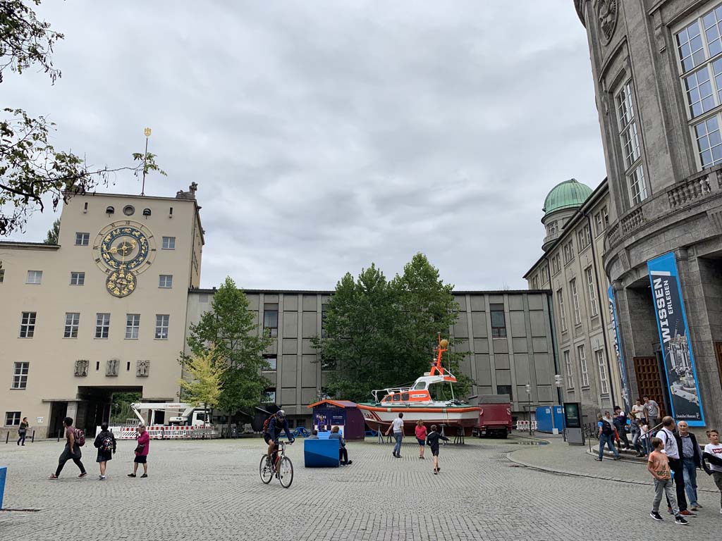 Het gebouw van het Deutsches Museum is groot. De ingang zie je rechts op de foto.