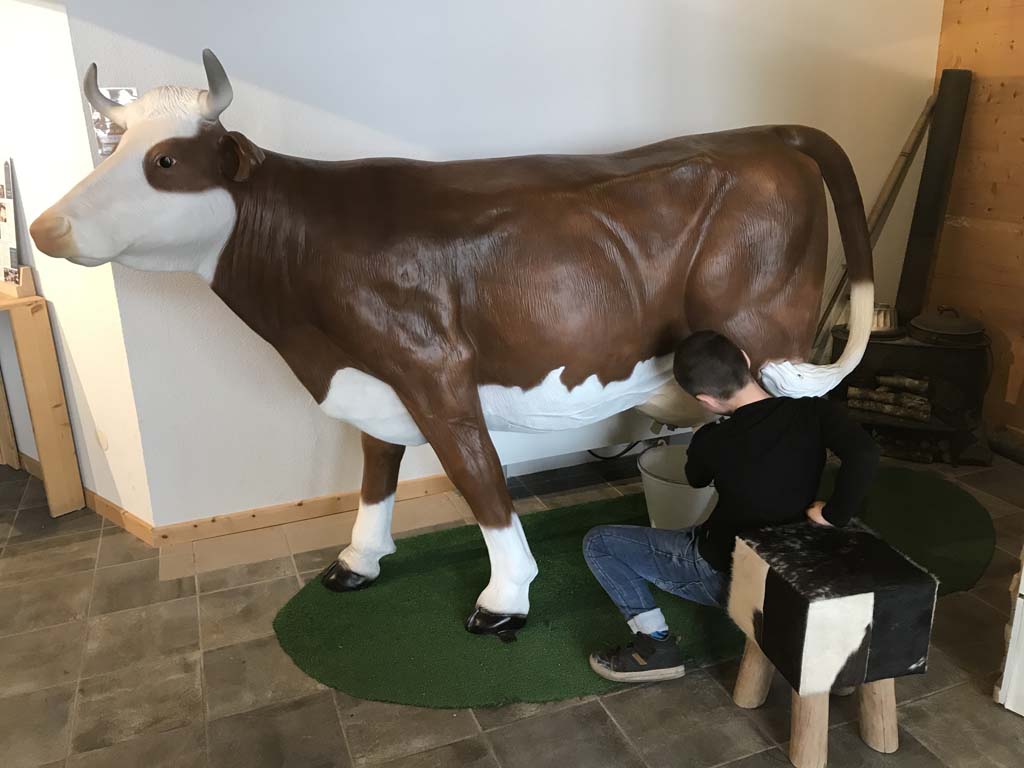 Er is genoeg voor kinderen te doen. Maar een koe melken valt niet mee...