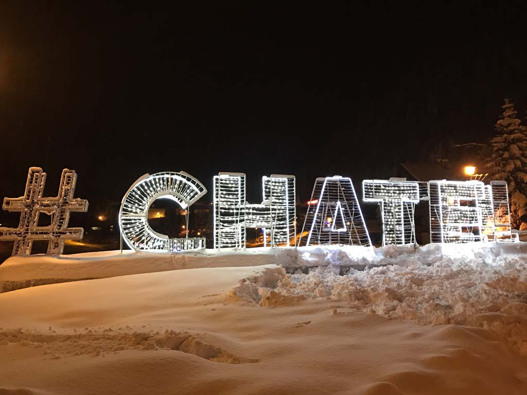 De #CHATEL letters staan bij Lac Vonnes.