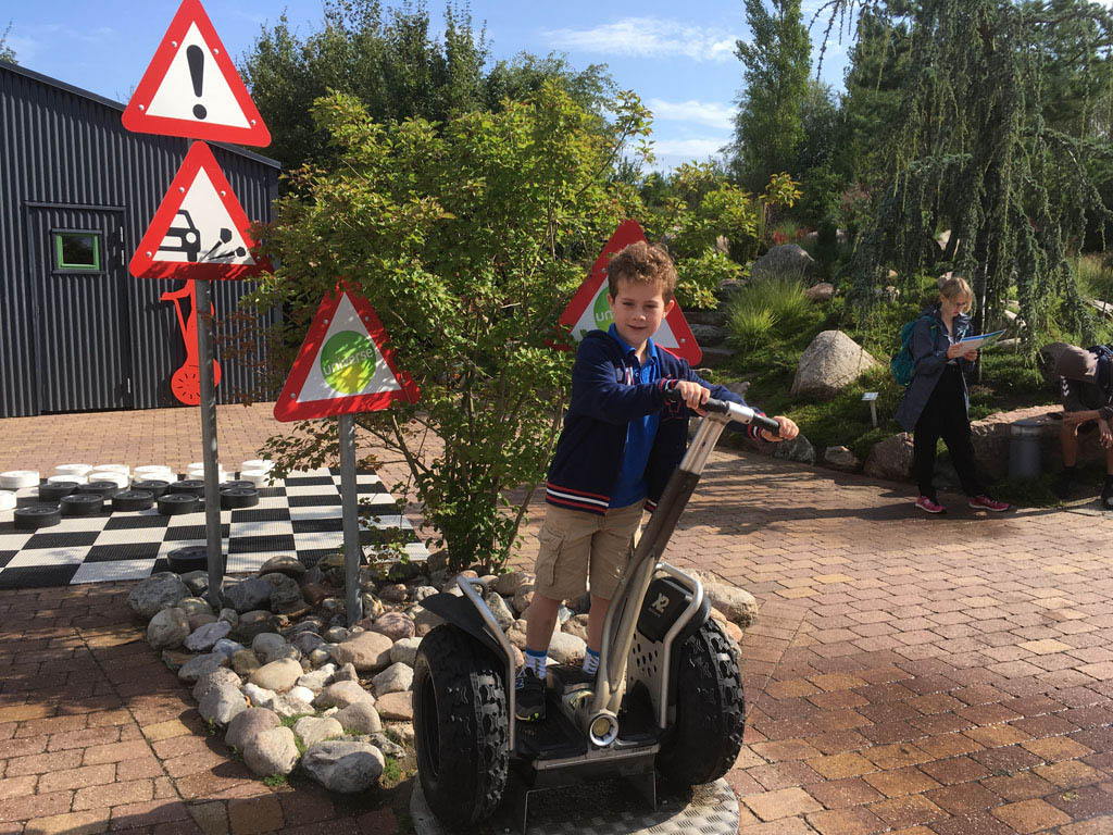 Deze jongen is helaas nog te klein, maar grotere kindern mogen na een korte instructie segway rijden.