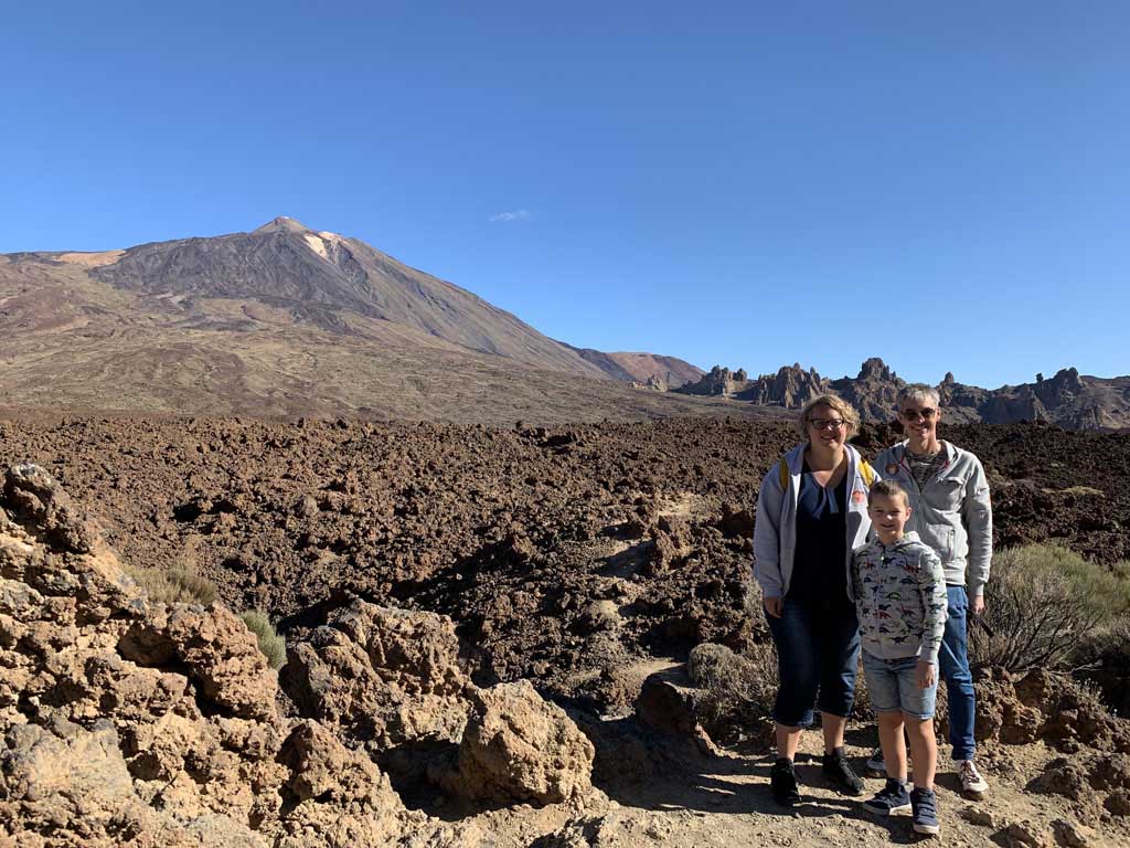 Tussen de brokstukken gestolde lava en El Teide op de achtergrond.