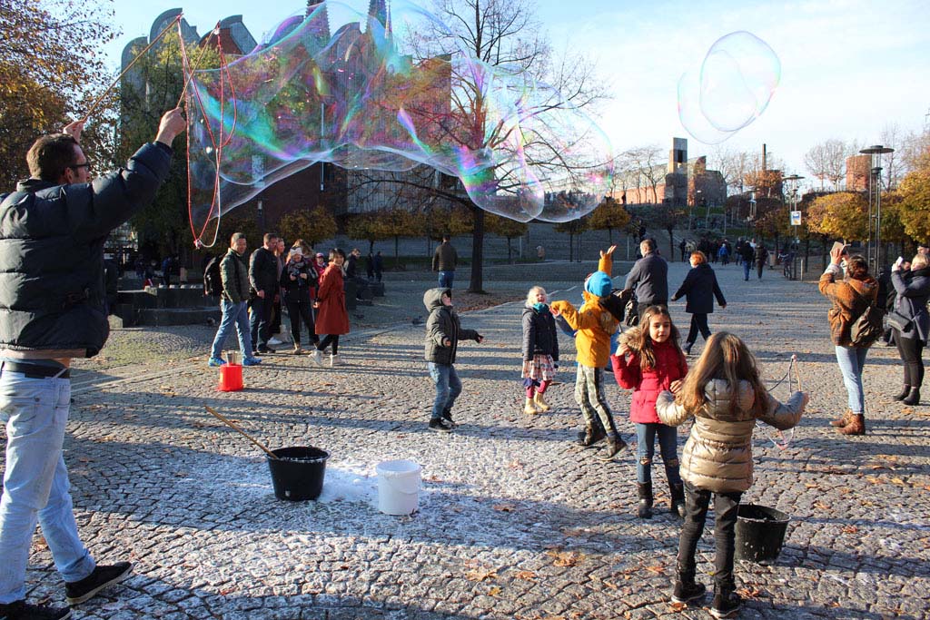 Met kinderen in Keulen (of welke stad ook): reuzen-zeepbellen zijn fantastisch!