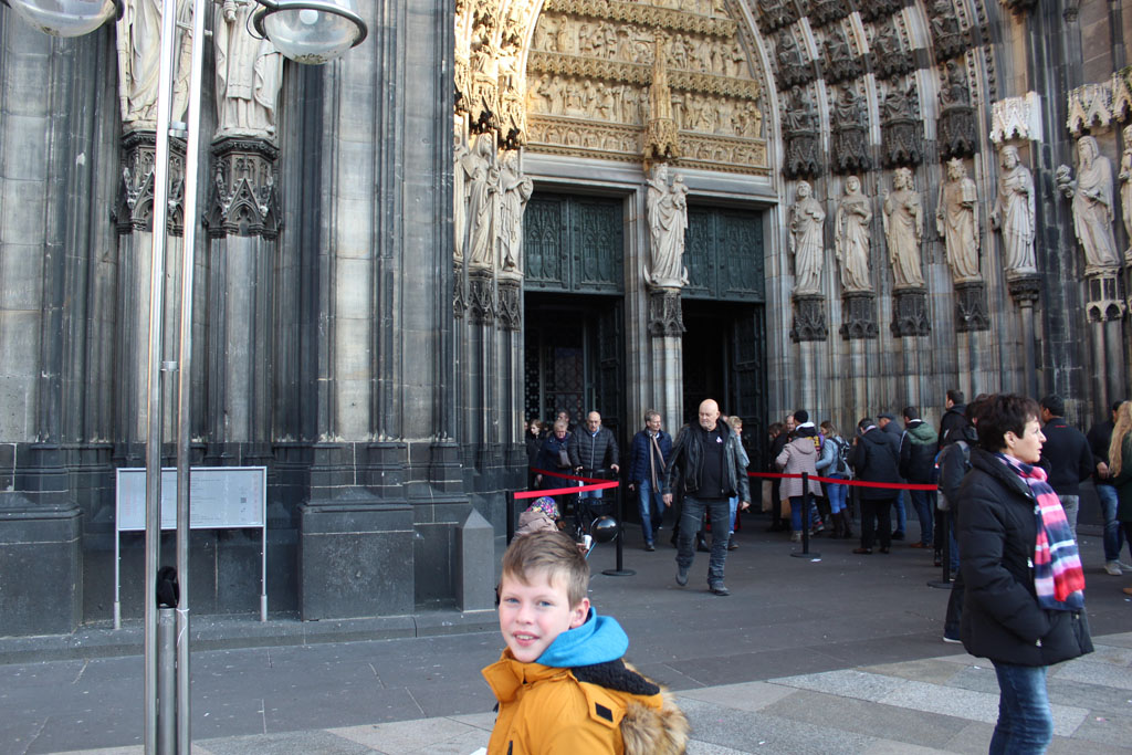 De Dom in Keulen is een toeristische trekpleister en dus druk. Voor de deur staat een kleine wachtrij. 