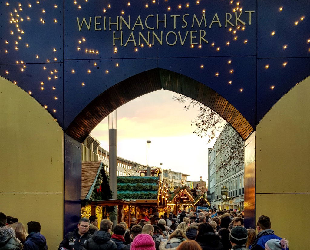 De grote toegangspoort van de kerstmarkt Hannover