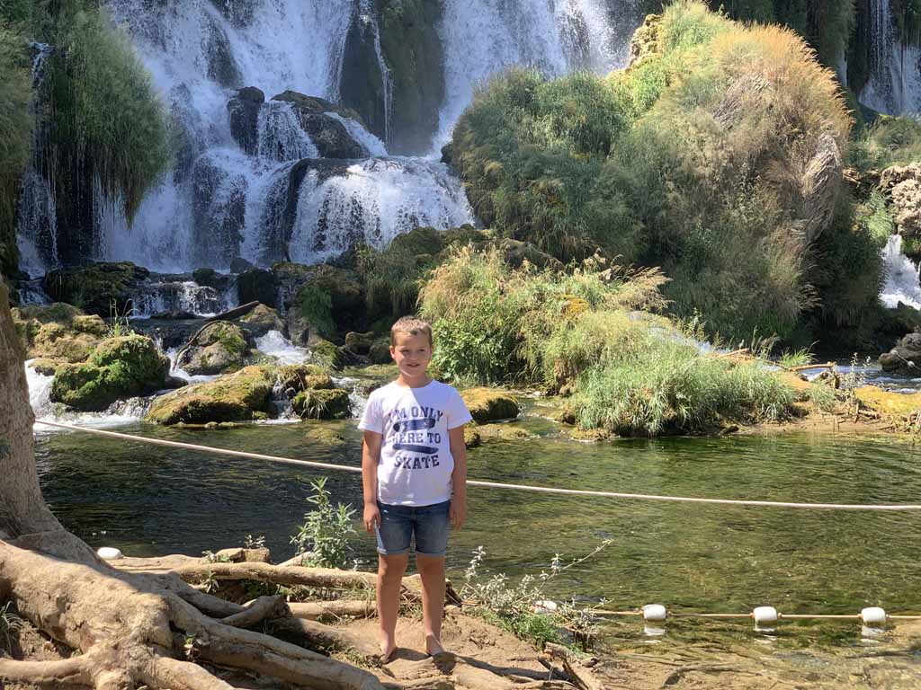 Net als veel andere toeristen maken we een foto bij de Kravica waterval.