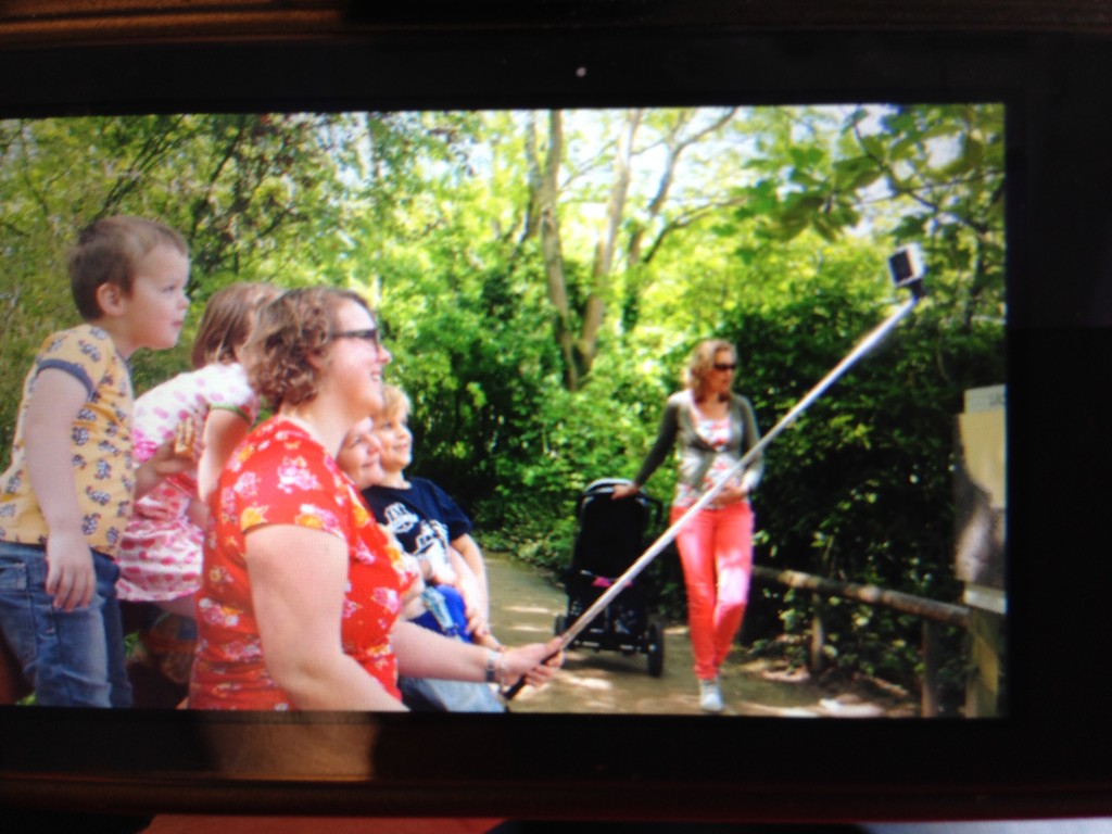 Met de selfiestok aan het fotograferen.