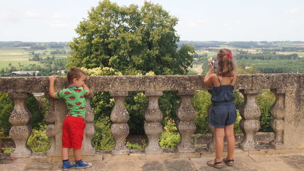 Uitzicht vanaf het kasteel én de balustrade waar 'prima' een peuter doorheen past