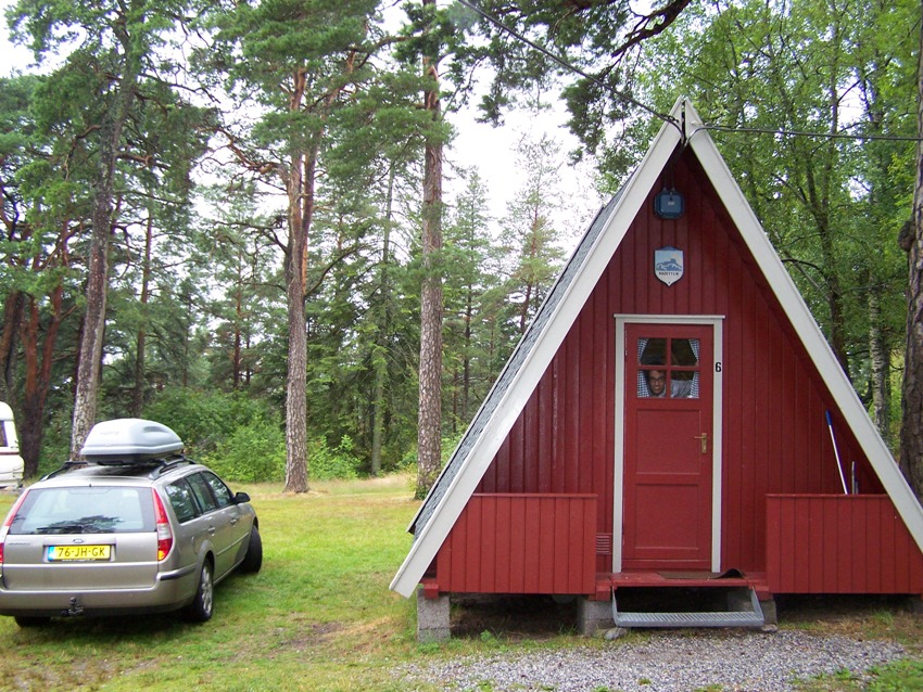 Een driehoekige kampeerhut in Noorwegen (Halden). Twee bedden op de begane grond en twee bedden in de nok.