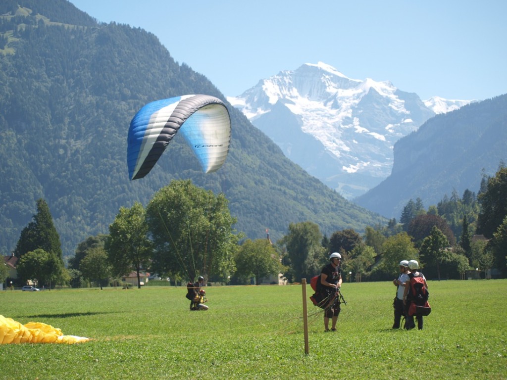 Paragliders landen midden in Interlaken: indrukwekkend!