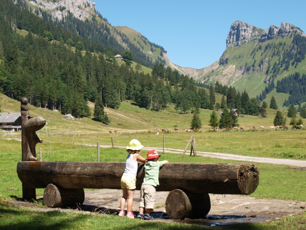 Het geasfalteerde wandelpad eindigt bij een mooi dal, met picknicktafels en een waterpomp