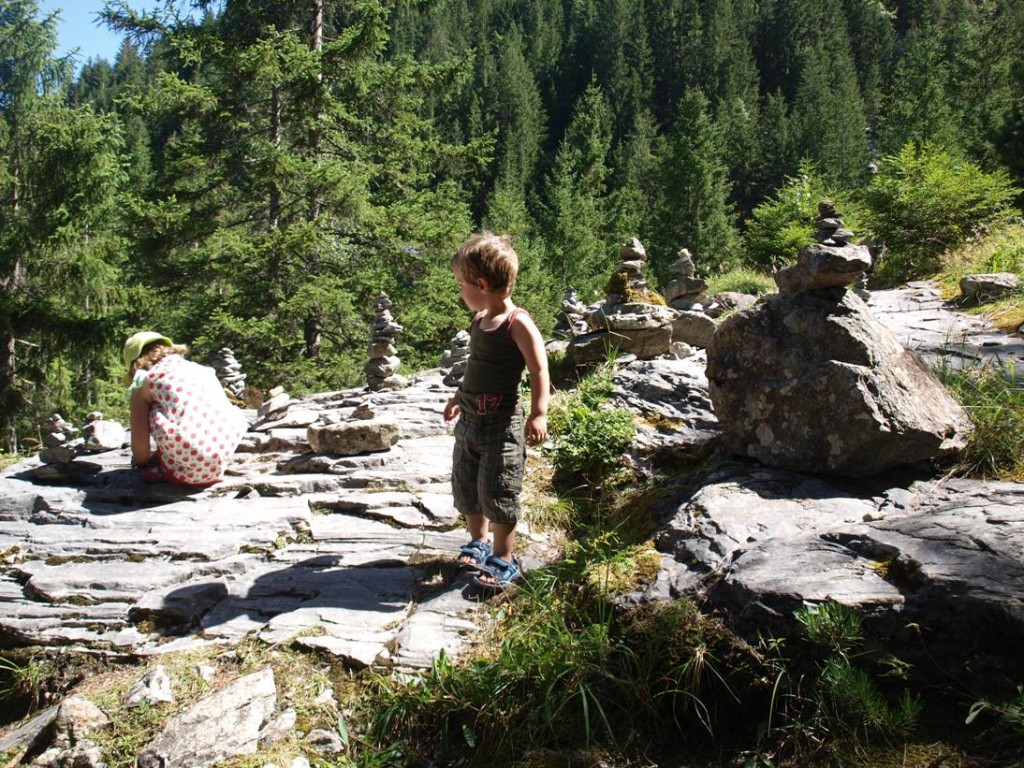 Stenen stapelen tijdens de klim omhoog bij de gletsjerslucht van Grindelwald.