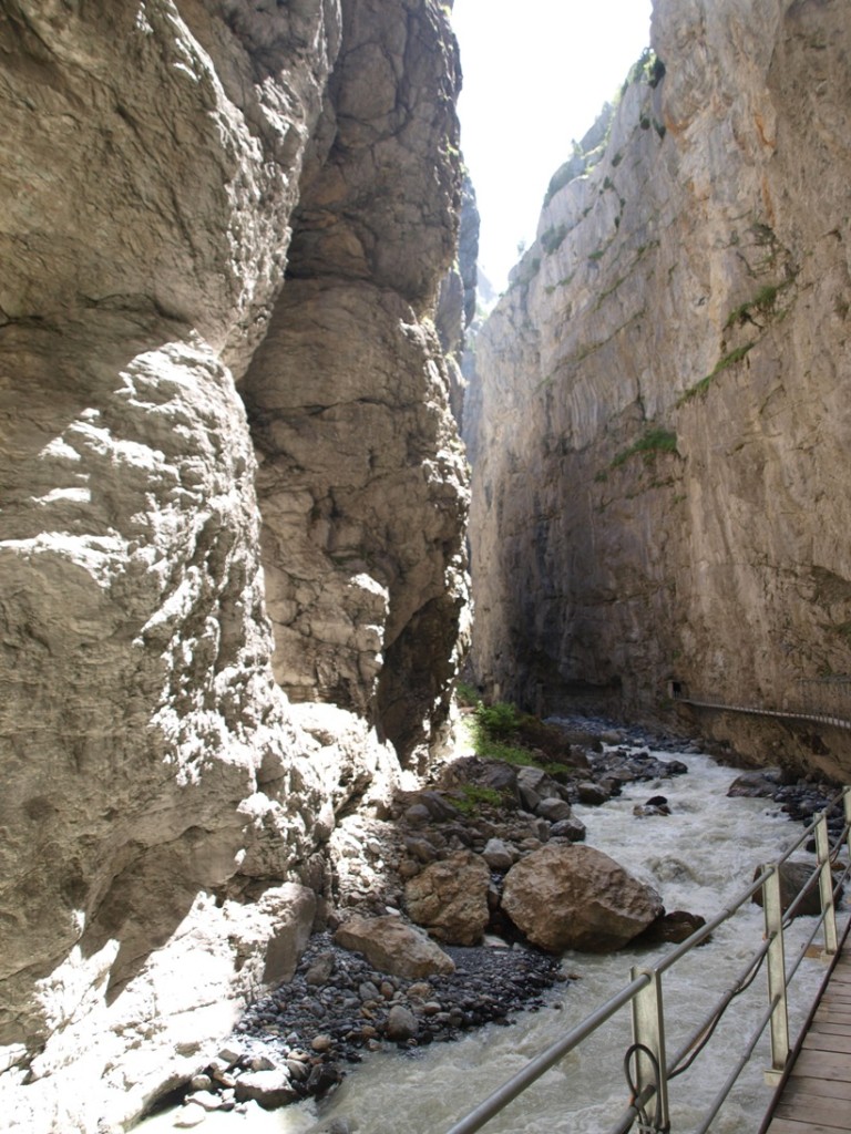 De gletsjerkloof met wandelpad