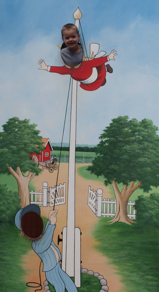 Camiel hangt aan de vlaggenmast bij de Hazelhoeve.