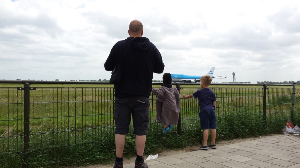 vliegtuigen, vakantie met kinderen, kids erop uit, schiphol, low-budget, spottersplaats