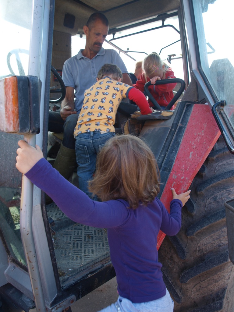 Hoeveel kinderen passen er bij boer Peter in de tractor? Minstens 5!