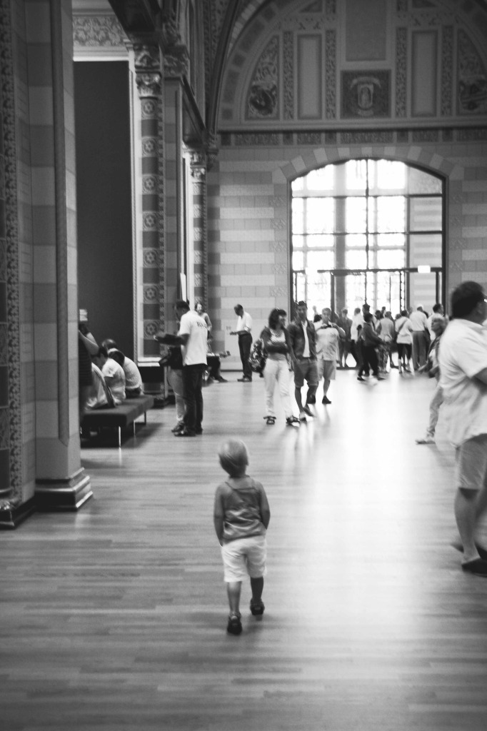 Zo vanzelfsprekend: Irza loopt door het Rijksmuseum.