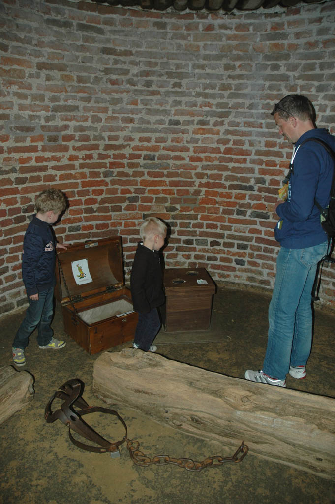 Tijdens de speurtocht door het kasteel wordt er een schatkist gevonden in de gevangenis van Kasteel Hoensbroek.