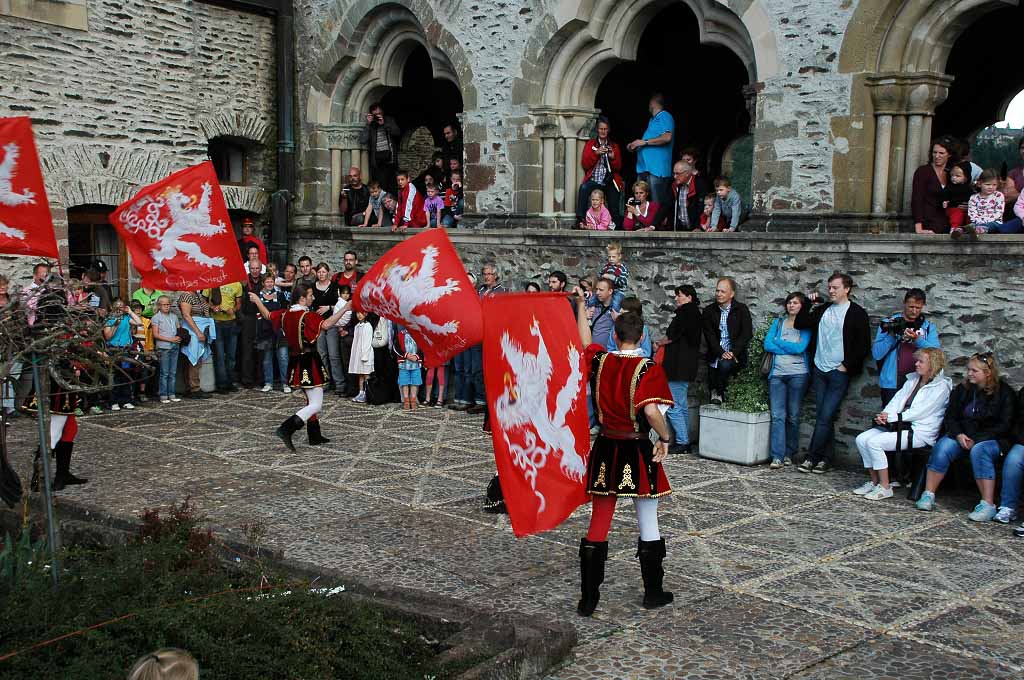 Vaandel zwaaien tijdens het Middeleeuws festival.