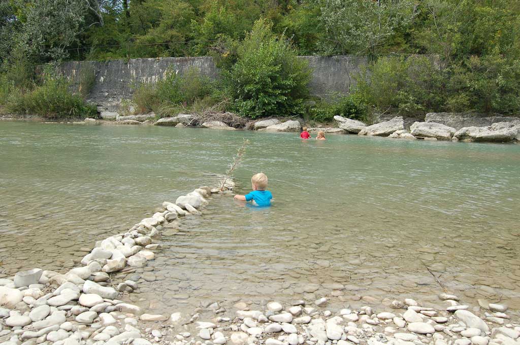 Water, zand en stenen. Dan vermaken kinderen zich wel.