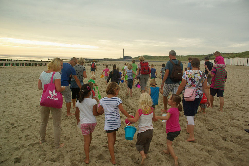 Met alle kinderen van de camping op strandsafari.