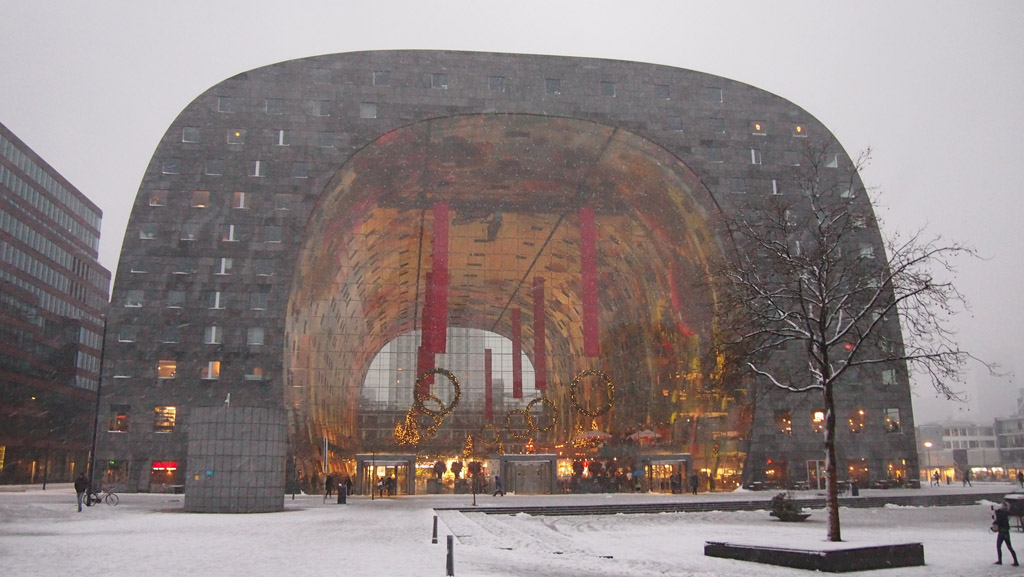 De Markthal in de sneeuw.