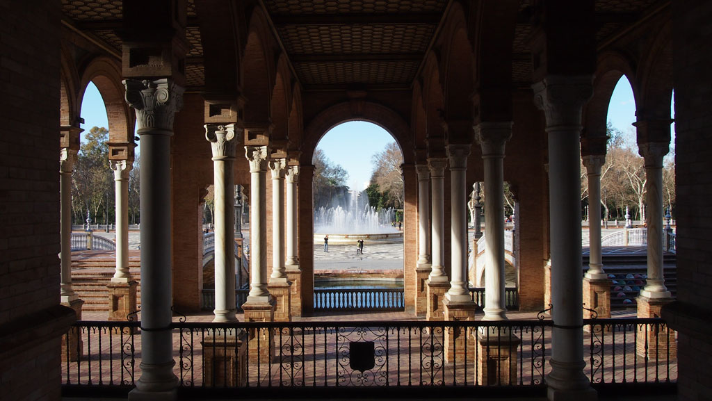 De fontein in het midden van Plaza de Espanol geeft verkoeling tijdens warme dagen.