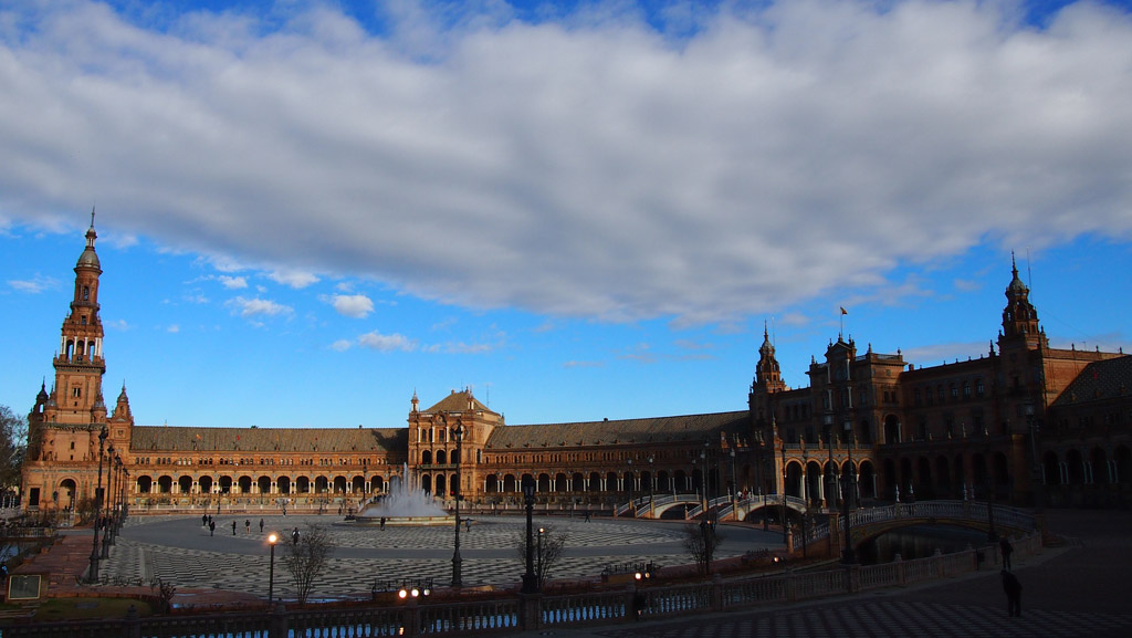 Plaza de Espanol: bijzonder indrukwekkend en een tikje bizar.