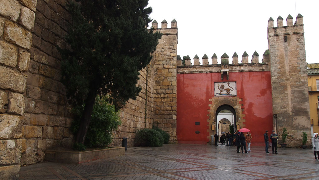 De entree van het koninklijk paleis in Sevilla: Real Alcázar.