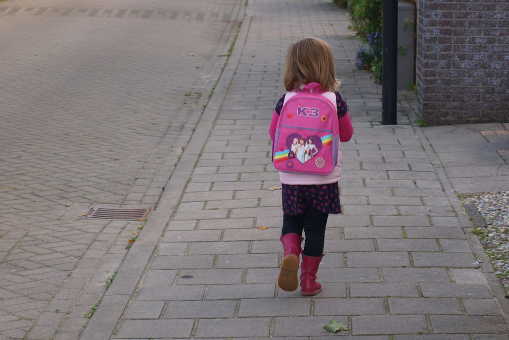 Net 4 jaar oud en op weg naar school.