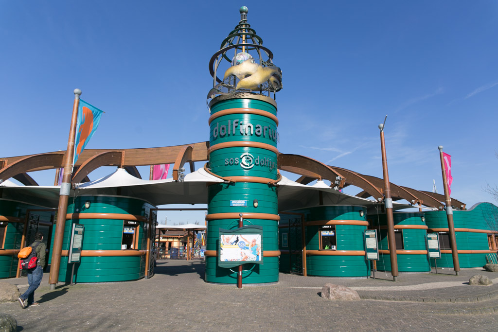 De entree van het Dolfinarium Harderwijk.