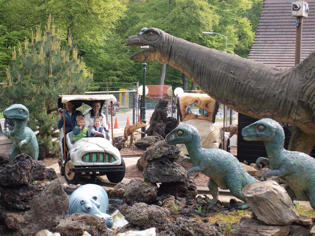 Met een Flintstone autootje door het Dino bos.