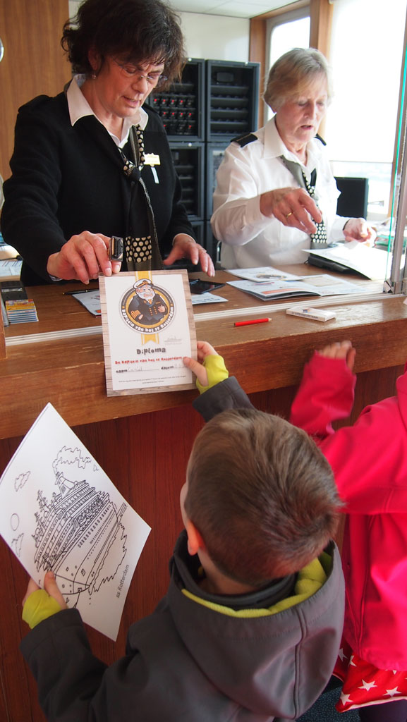 Diploma uitreiking na afloop van de tour. Met moeite rukken we ons los van het schip....