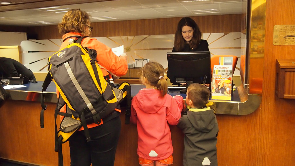 Inchecken op het SS Rotterdam.