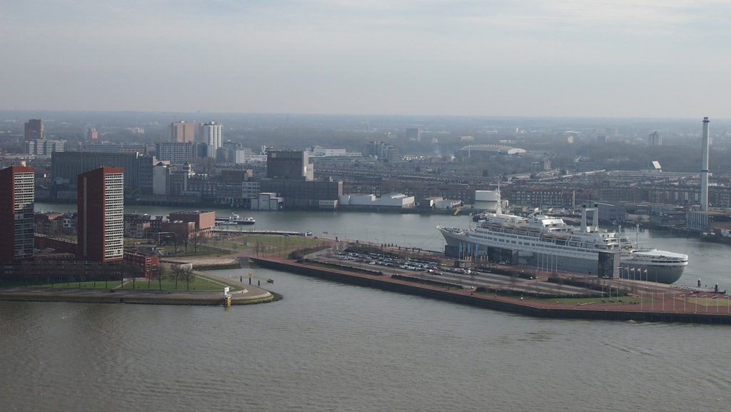 Het SS Rotterdam vanaf de Euromast. Hier is goed de ruime parkeerplaats te zien.