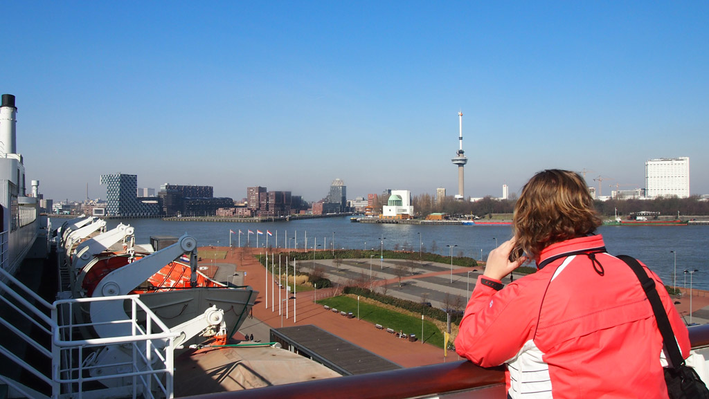 Op het dek genietend van het uitzicht over Rotterdam.