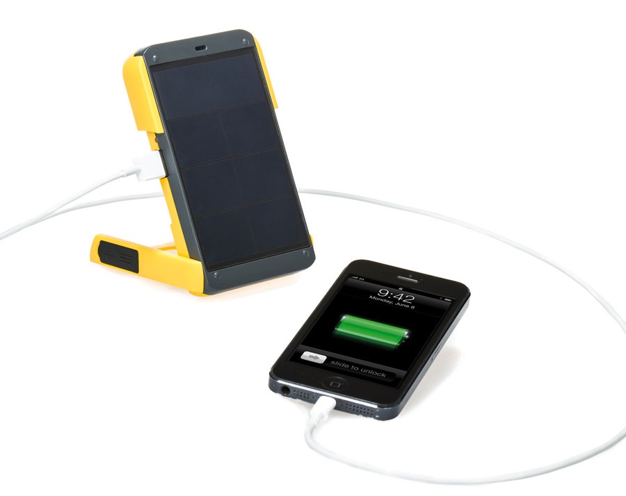 Telefoon opladen via Waka Waku Power (bron afbeelding: Waku-waku.com).