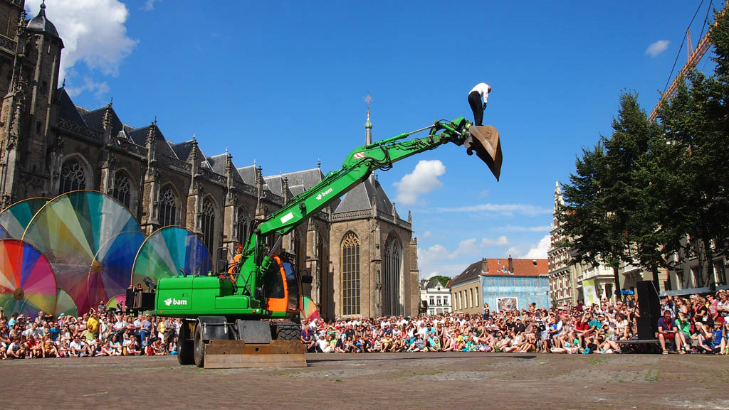 Veel festivals zijn gratis. Onze favoriet is Deventer op Stelten. Hier zagen we afgelopen keer een prachtige dans met een graafmachine.