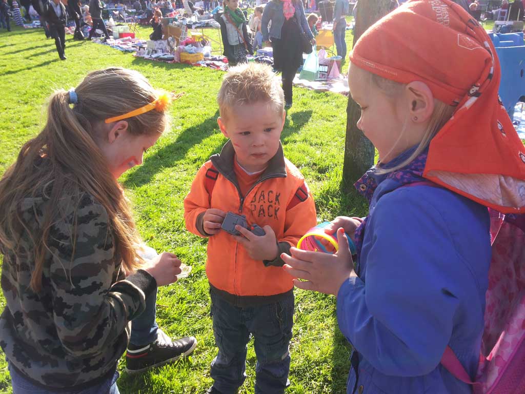 Naar de vrijmarkt tijdens Koningsdag is een favoriet uitje voor kinderen én een mooie gelegenheid om met geld te oefenen.