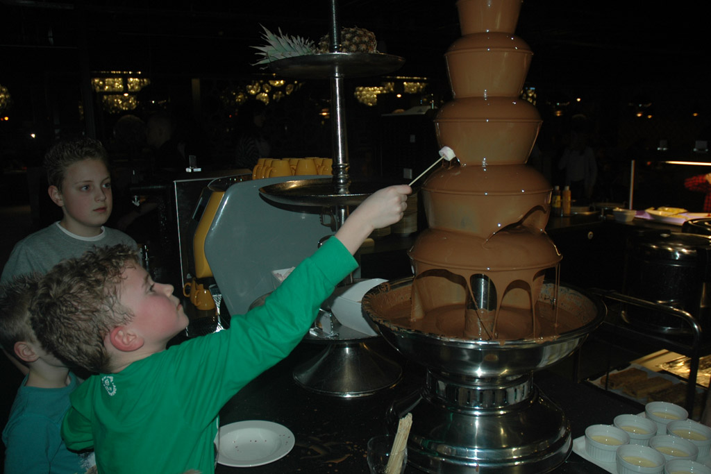 Een chocoladefontein doet het altijd goed bij kinderen (en natuurlijk ook bij papa en mama).