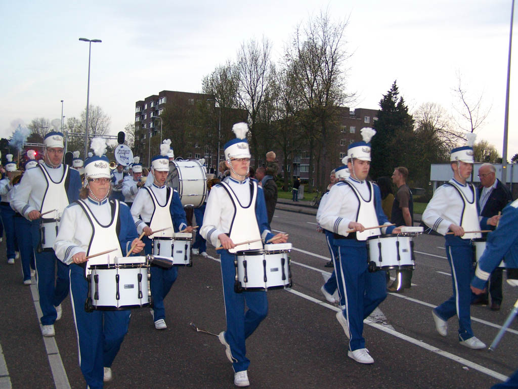 Een muziekkorps soort voor een gezellige sfeer tussen de wagens.